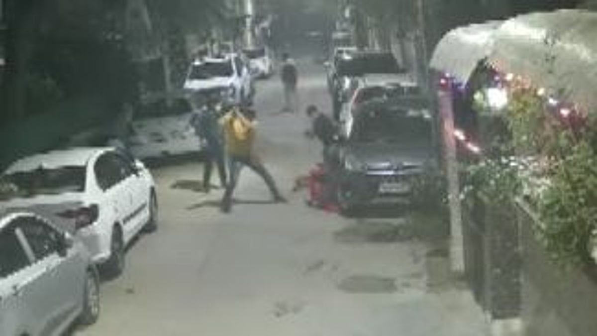 பெண் மீது மர்ம கும்பல் கொடூரமாகத் தாக்குதல்.. வெளியான  CCTV காட்சி: டெல்லியில் நடந்த பயங்கரம்!