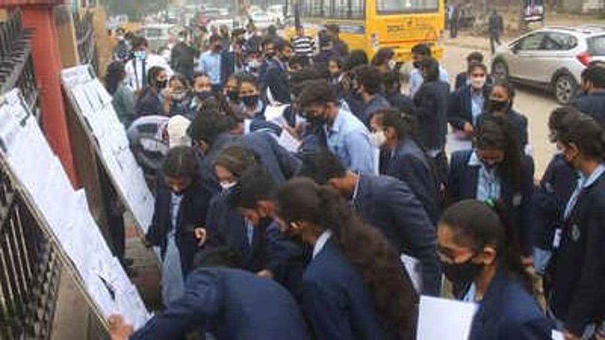 வலுத்த கடும் எதிர்ப்பு.. பிற்போக்குத்தனமான கேள்வியை நீக்கிய CBSE : பின்னணி என்ன?