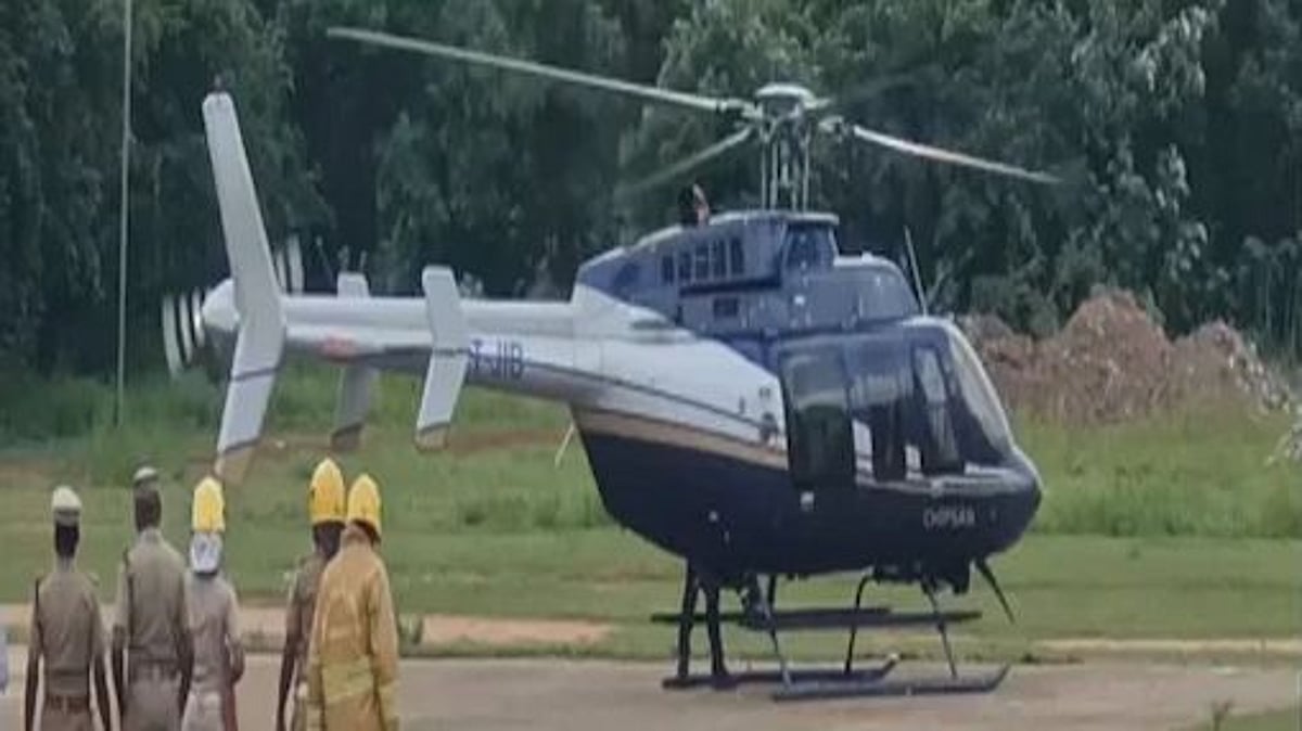 தந்தையின் இறுதிச்சடங்கில் பங்கேற்க ஹெலிகாப்டர் பிடித்து வந்த மகன்.. புதுக்கோட்டையில் நெகிழ்ச்சி சம்பவம்!