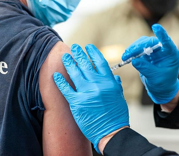 “இது நம்ம லிஸ்ட்லயே இல்லயே..?” : போலி கையில் தடுப்பூசி செலுத்தி சான்றிதழ் பெற முயன்ற நபரால் அதிர்ச்சி!