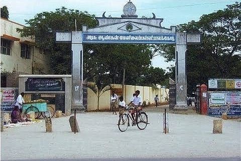 விபத்தில் படுகாயமடைந்த ஏழை மாணவனுக்கு சக மாணவர்கள், ஆசிரியர்கள் செய்த உதவி... நெகிழ்ந்துபோன பெற்றோர்!