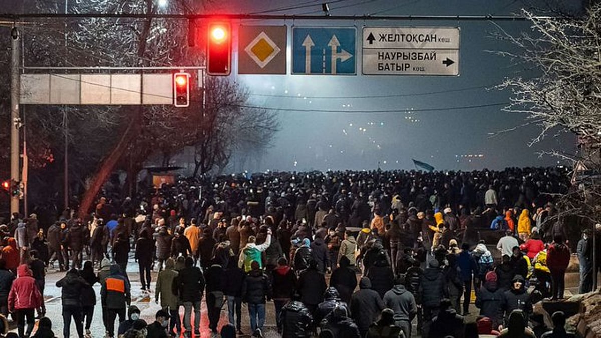 30 ஆண்டுக்கால ஆட்சியின் மீது அதிருப்தி.. மக்கள் போராட்டத்தில் மூண்ட வன்முறை: கஜகஸ்தானில் என்ன நடக்கிறது?