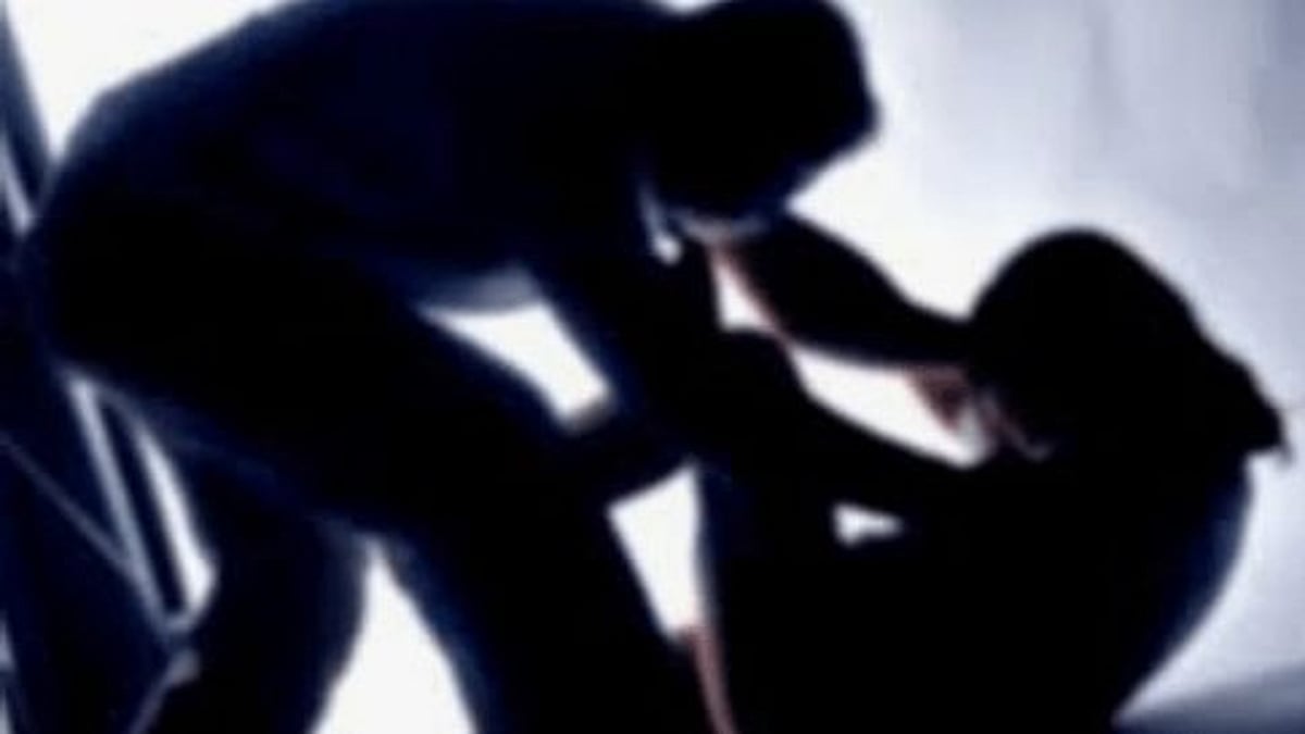 கணவன் கண்முன்னே நேர்ந்த கொடூரம்.. மனைவியை பாலியல் வன்கொடுமை செய்த கும்பல்.. ம.பி-யில் அதிர்ச்சி!