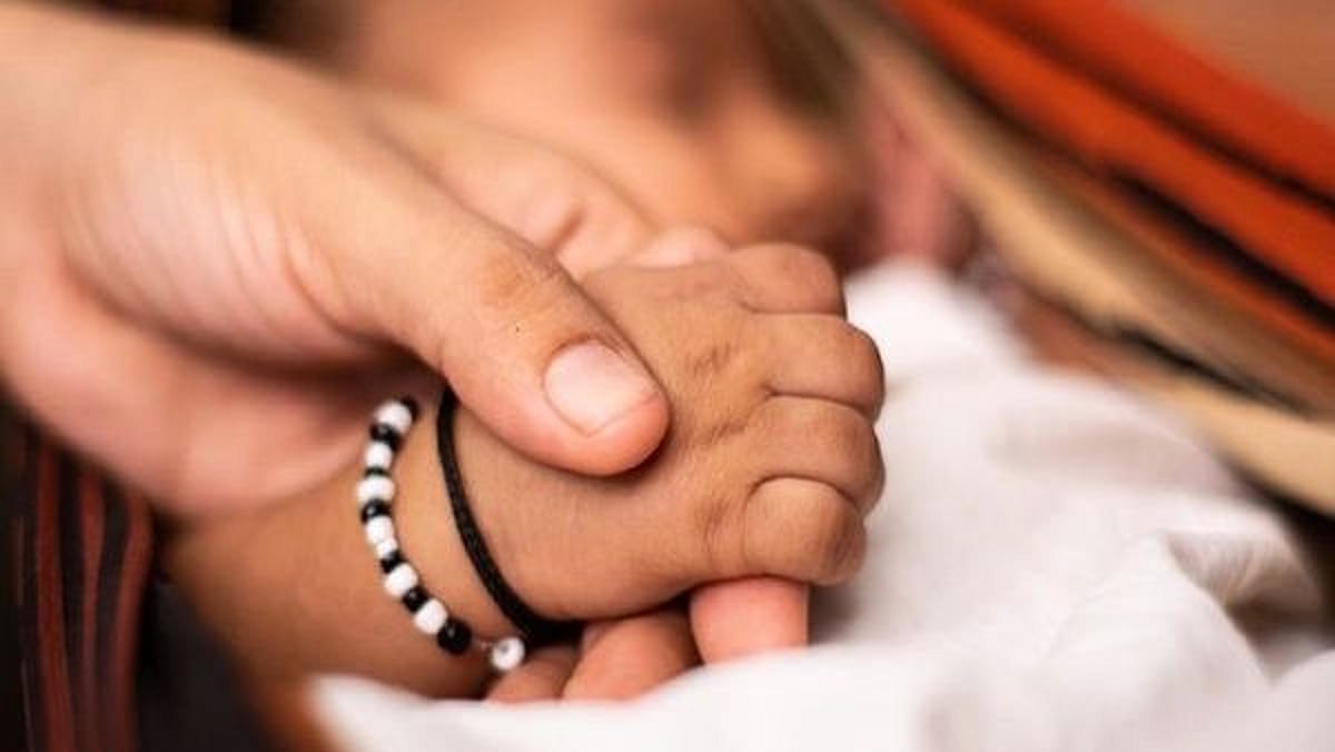 சானிடைசர் ஊற்றி குழந்தையுடன் தற்கொலைக்கு முயன்ற தாய்.. பரிதாபமாக உயிரிழந்த 7 மாத குழந்தை: காரணம் என்ன?