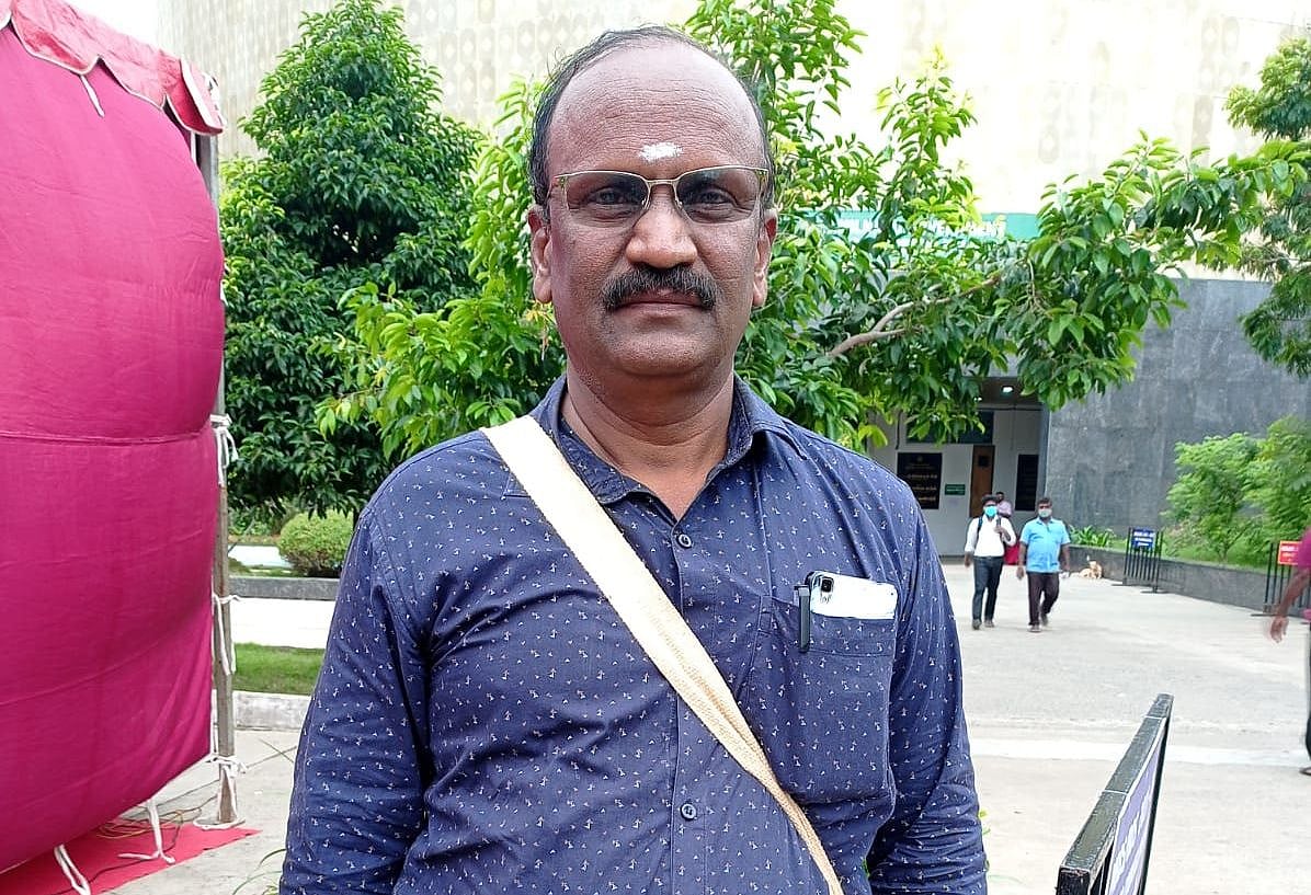 நீட் தேர்வில் வெற்றி... அரசுப் பள்ளி மாணவருக்கு சீட்டை விட்டுக்கொடுத்த 61 வயது ஓய்வு பெற்ற ஆசிரியர்!