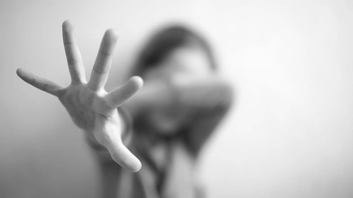 அதிக நேரம் செல்போனில் பேசியதால் மிரட்டி, மகளுக்கு பாலியல் தொல்லை கொடுத்த தந்தை... ஆந்திராவில் கொடூரம்!