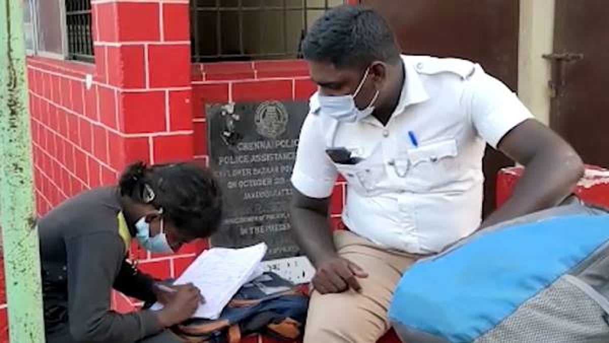 “சாலையோரம் வசிக்கும் சிறுமிக்கு பாடம் எடுத்த போக்குவரத்து காவலர்” : சென்னையில் நெகிழ்ச்சி சம்பவம்!