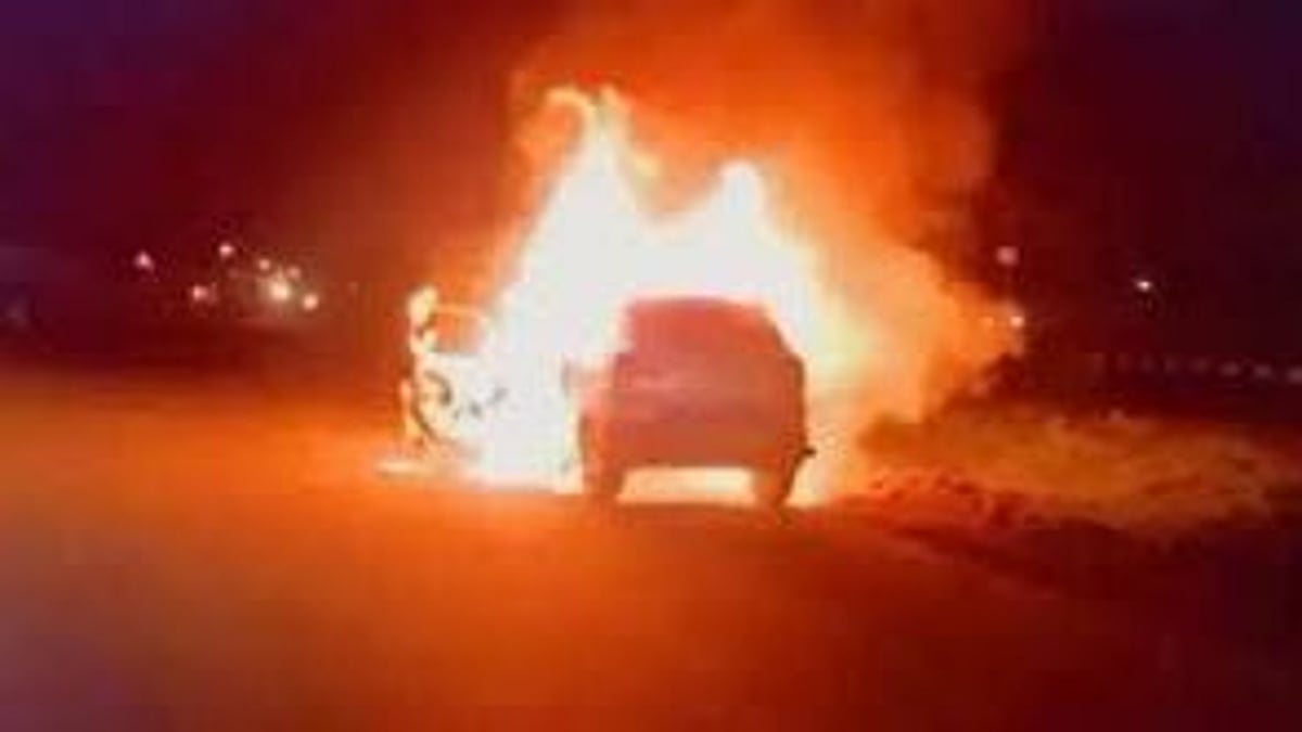 திடீரென கடைக்குள் புகுந்த கார்.. தீப்பிடித்து எரிந்ததால் பரபரப்பு:  நள்ளிரவில் நடந்தது என்ன?