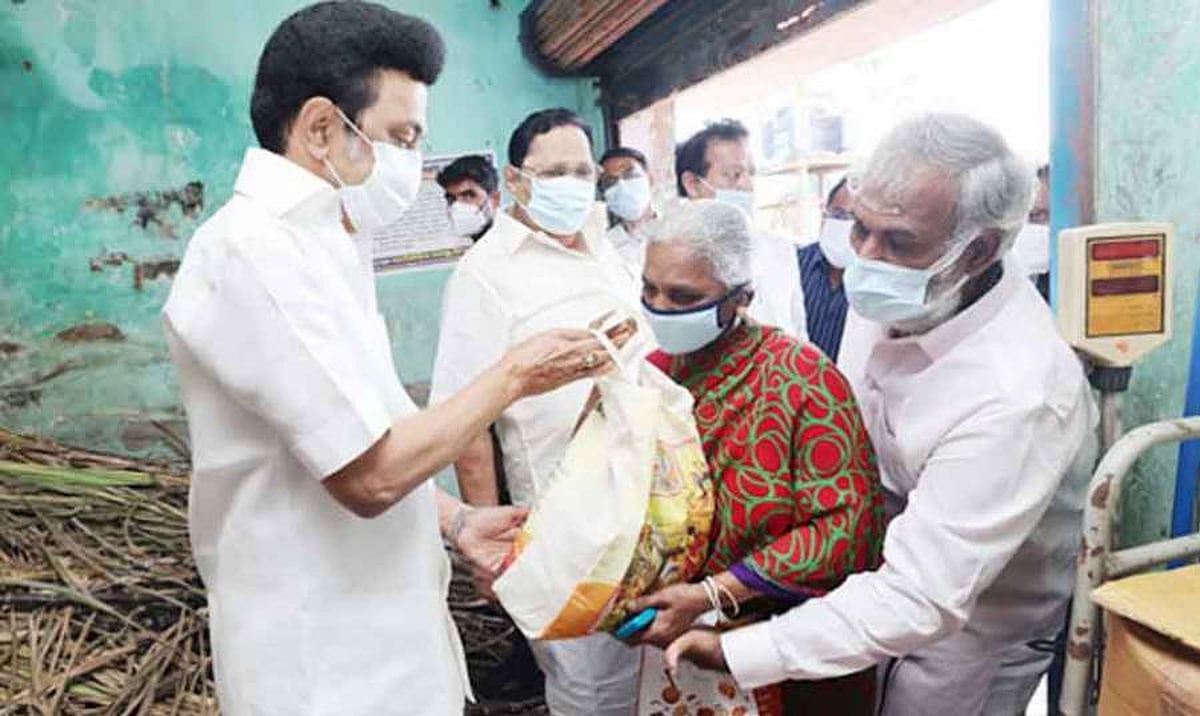 நிதி நெருக்கடியிலும் பொங்கல் பரிசு விநியோகம்: தரமான பொருட்கள் வழங்குவதை உறுதி செய்க - முதல்வர் ஆணை!