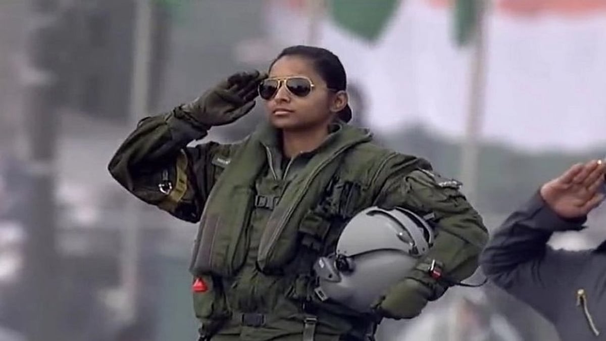 ரஃபேல் போர் விமானத்தை இயக்கிய முதல் பெண் விமானி - குடியரசு தின விழா அணிவகுப்பில் அசத்திய ஷிவாங்கி சிங் !