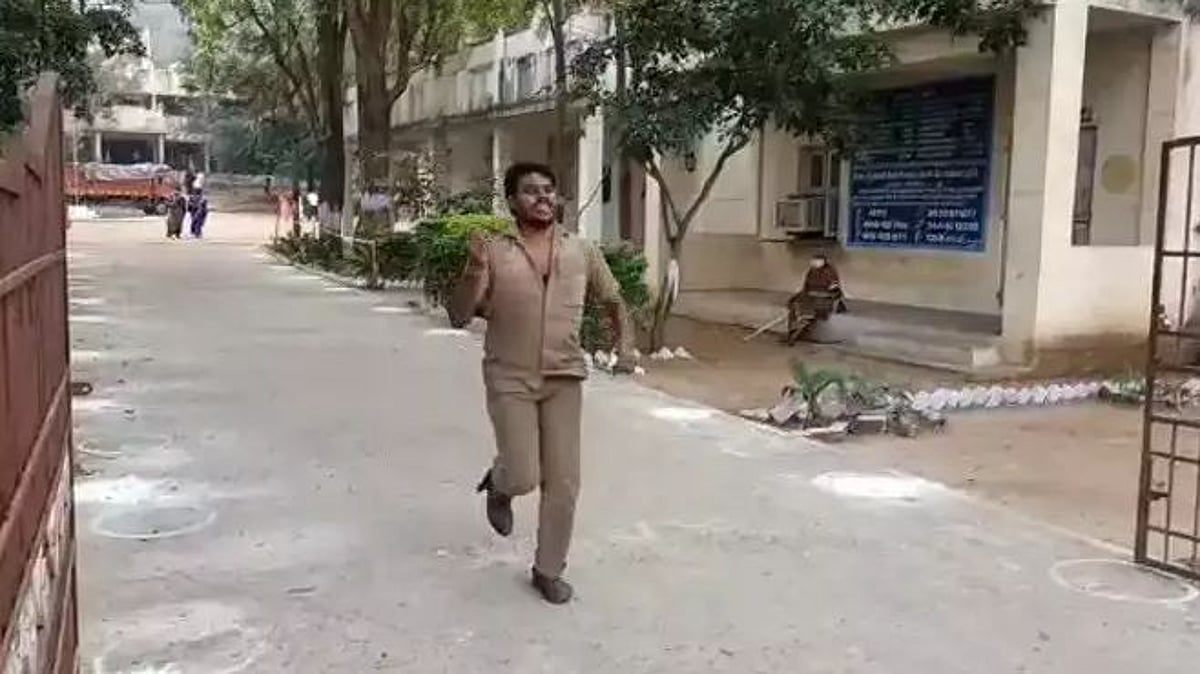 “10 நிமிஷம் வெய்ட் பண்றீங்களா.. ப்ளீஸ்”: பயணிகள் அனுமதியோடு ஜனநாயக கடமை ஆற்றிய தனியார் பேருந்து ஓட்டுநர்!