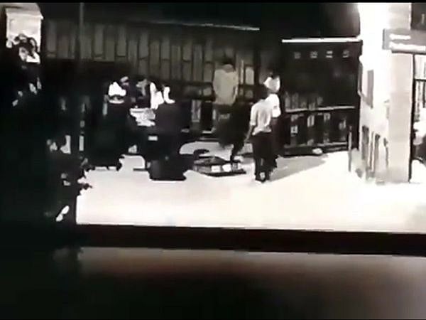 டிராவல் பேக்கில் வைத்து இளம்பெண்ணை ஹாஸ்டலுக்குள் கொண்டு செல்ல முயன்ற மாணவர்... வைரலாகும் வீடியோ!