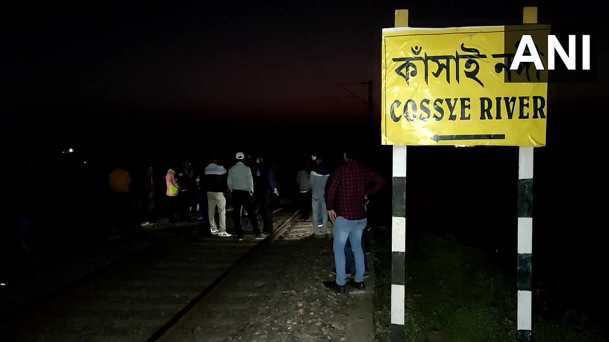 கண்ணை மறைத்த செல்ஃபி மோகம்; ரயில் மோதி இருவர் பலி; மேற்கு வங்கத்தில் நடந்த கோர சம்பவம்!