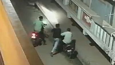 மூத்த பத்திரிகையாளரை வழிமறித்து சரமாரியாக தாக்கிய மர்ம நபர்கள்.. பதறவைக்கும் CCTV காட்சி!