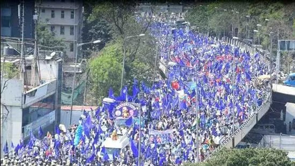 அம்பேத்கர் படத்தை அகற்ற சொன்ன நீதிபதி.. வீதியில் இறங்கிய தலித் அமைப்பினர்: கர்நாடகாவில் தொடரும் பதற்றம்!