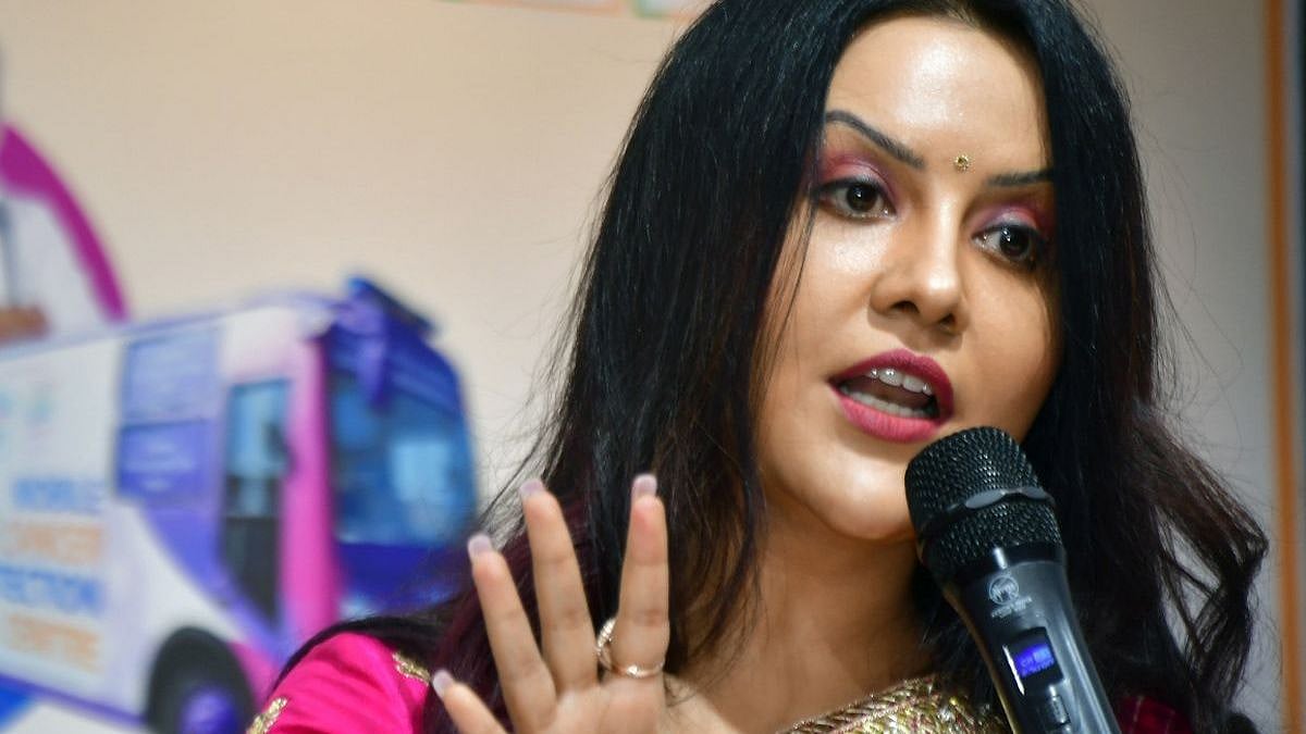 “போக்குவரத்து நெரிசல்  விவாகரத்துக்கு காரணமா?” : தேவேந்திர பட்னாவிஸ் மனைவியின் ஷாக் ரிப்போர்ட் !