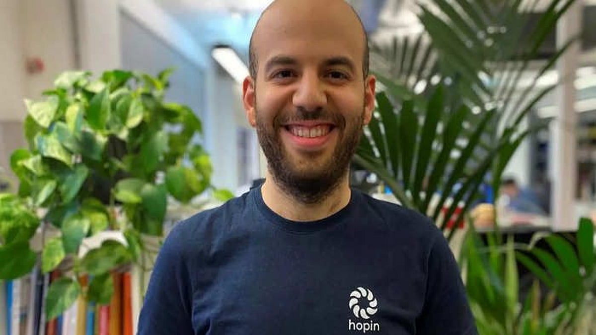 ”காதலியின் படுக்கையறையால் பில்லியனரான பிரிட்டன் இளைஞர்” - ஊரடங்கால் நடந்த சாதனை!