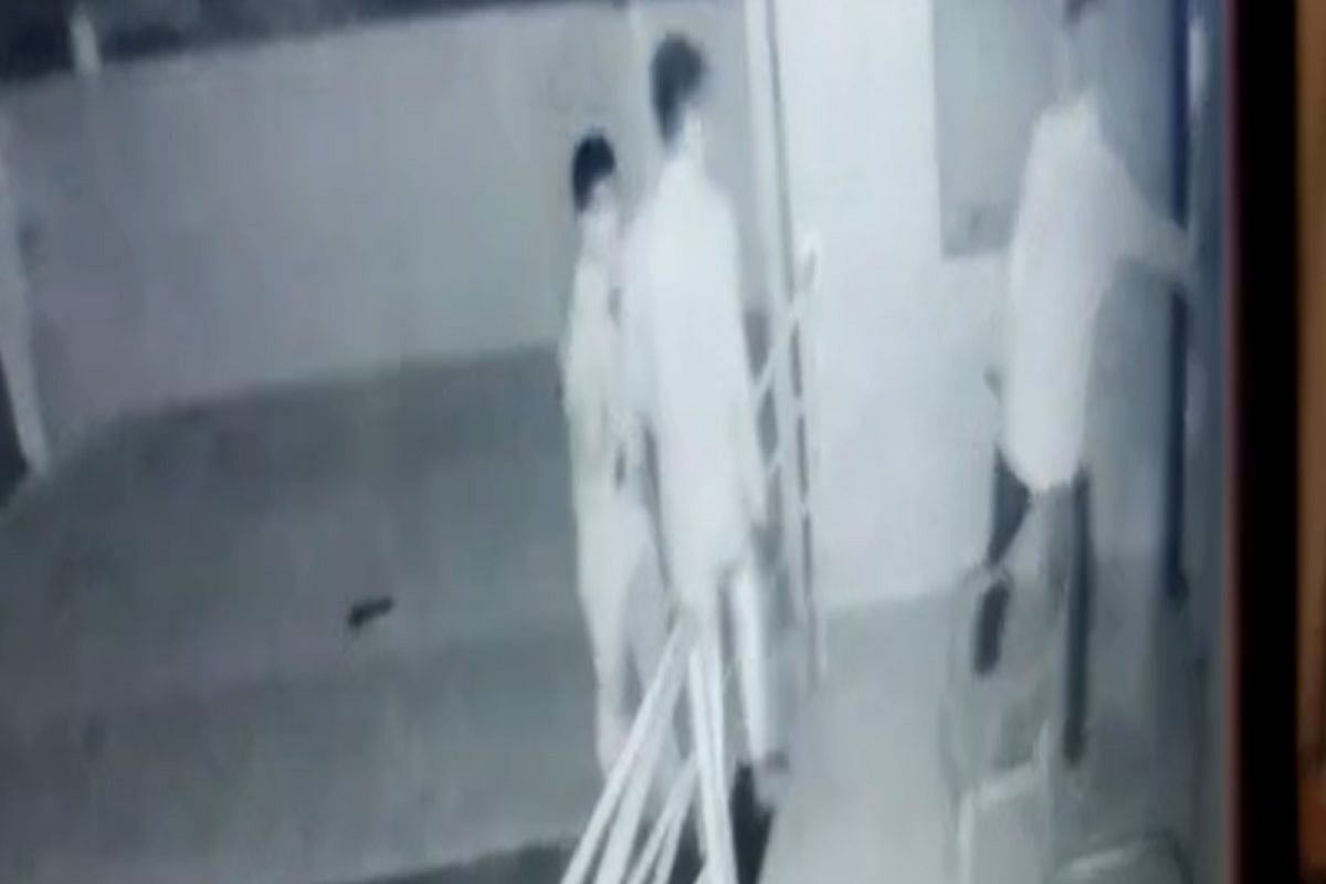 மின் இணைப்பை துண்டித்து கொள்ளை முயற்சி.. வாலிபருக்கு அரிவாள் வெட்டு - கொள்ளையர்கள் அட்டகாசம்!