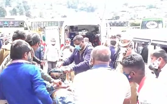 பஸ் ஸ்டாண்டில் நண்பனை குத்திக்கொன்ற இளைஞர்.. 'பகீர்' காரணம் : 15 நிமிடத்தில் கொலையாளியை பிடித்த போலிஸ்!