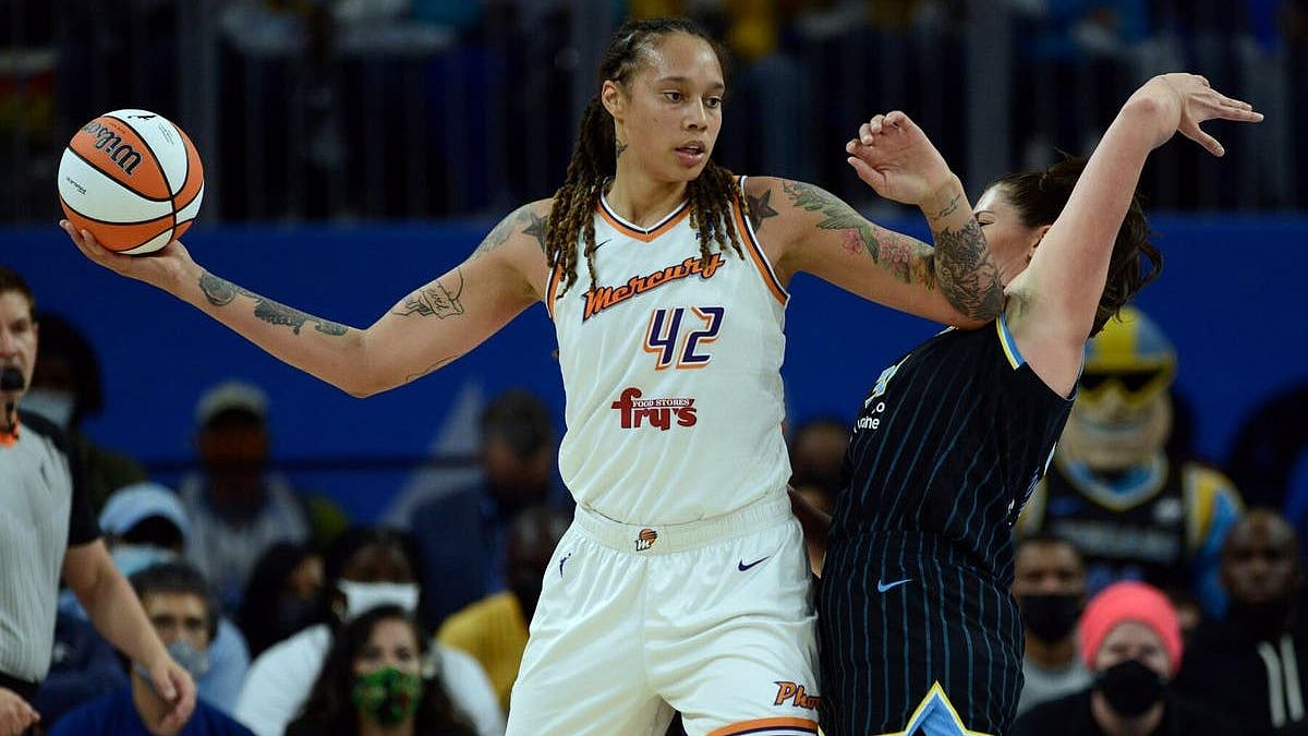 அமெரிக்க கூடைப்பந்து வீராங்கனையை கைது செய்த ரஷ்யா - பின்னணி என்ன?