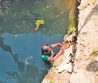 சாலையில் ரகளை செய்த போதை ஆசாமி.. போலிஸை பார்த்ததும் கிணற்றில் குதித்ததால் பரபரப்பு - என்ன நடந்தது?