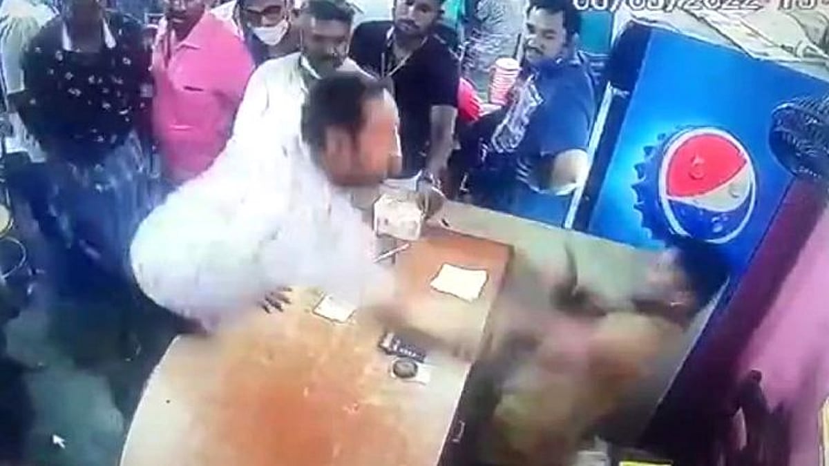 'பிரியாணியில கறி இல்ல'.. கடையை சூறையாடிய கும்பல்: கேஷியருக்கு பளார்!