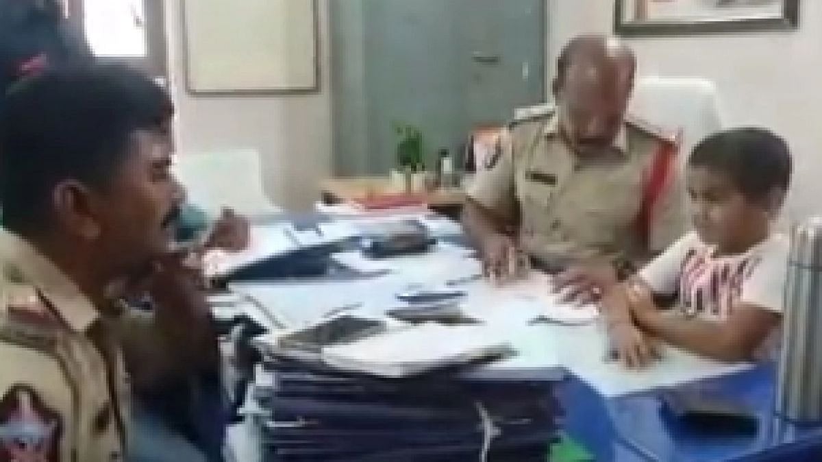 “சார் ஸ்கூலுக்கே போக முடியல.. சீக்கிரம் ஆக்‌ஷன் எடுங்க” : காவல்நிலையத்தில் புகார் கொடுத்த 6 வயது சிறுவன்!