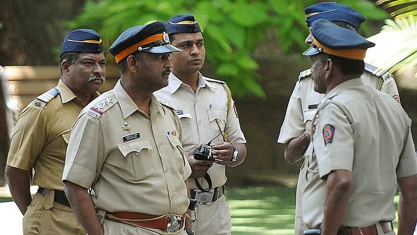 வீட்டில் இருந்து வீசிய துர்நாற்றம்.. சடலத்துடன் ஒரே அறையில் தங்கிய மகள் - நடுங்க வைக்கும் பகீர் சம்பவம்!