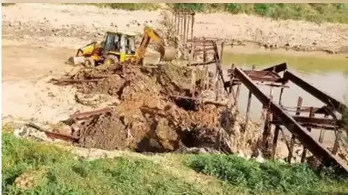 பாலத்தை இரவோடு இரவாக ஆட்டையப்போட்ட கொள்ளைக் கூட்டம்.. மக்கள் கண்முன்னே நடந்த திருட்டு!