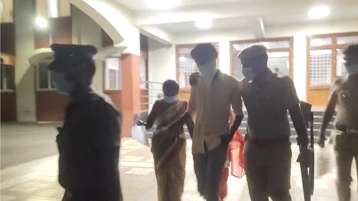 ரூ.400 கடனை திருப்பிக்கேட்ட நண்பனை தலையில் கல்லைப் போட்டுக் கொன்ற நண்பர்கள் : நீதிமன்றம் அதிரடி தீர்ப்பு!