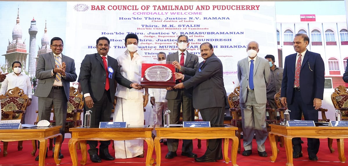 “தமிழ் மொழி உயர்நீதிமன்றத்தில் வழக்காடு மொழியாக்கப்பட வேண்டும்” : மேடையிலேயே கோரிக்கை வைத்த முதல்வர்!