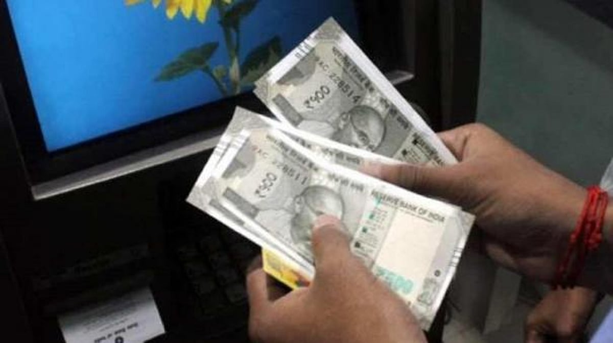 ATM செல்லும் முதியவர்களே உஷார்.. கரூரில் உதவுவதுபோல நடித்து ரூ.1.5 லட்சத்தை அபேஸ் செய்த இளைஞருக்கு காப்பு