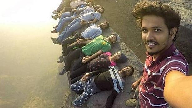 தொடரும் செல்ஃபி மரணங்கள்.. ரயில் மீது ஏறி selfie எடுக்க முயன்ற பள்ளி மாணவனுக்கு நேர்ந்த துயரம்!