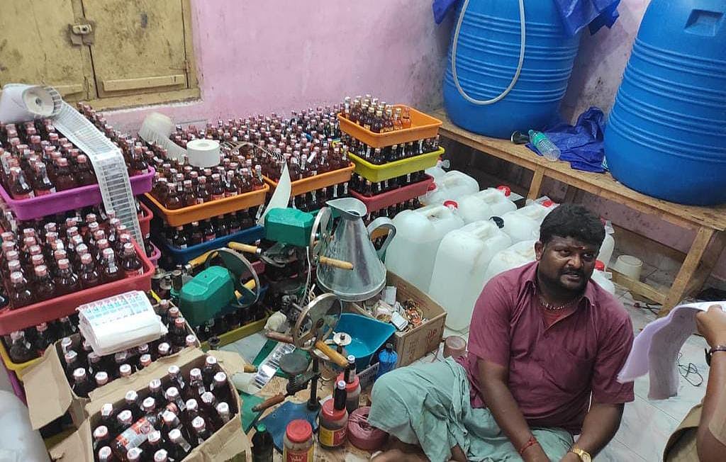 “வீட்டை வாடகை எடுத்து போலி மதுபான தயாரிப்பு - 5 பேரை மடக்கி பிடித்த போலிஸ்” : துப்பு துலங்கியது எப்படி ?