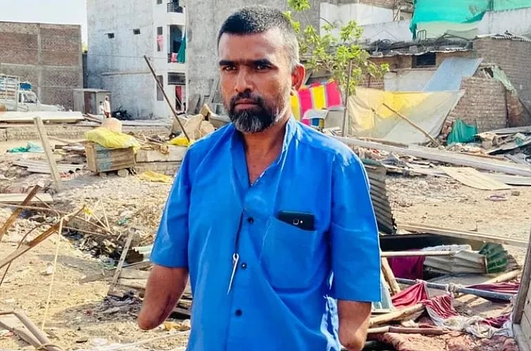 “எனக்கு ரெண்டு கையுமே இல்ல.. நான் எப்படி கல்லெறிய முடியும்?” : குற்றம்சாட்டப்பட்ட இளைஞர் கண்ணீர்!