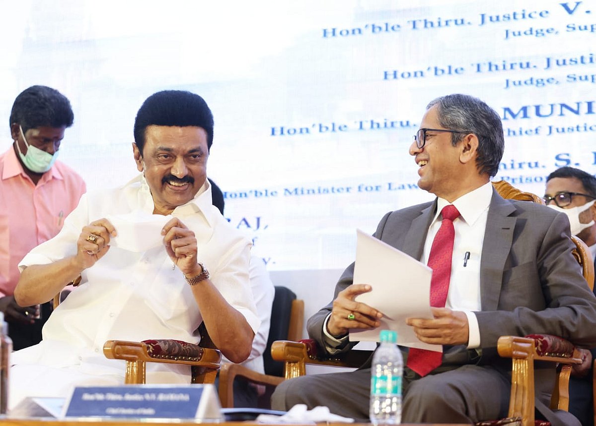 “தமிழ் மொழி உயர்நீதிமன்றத்தில் வழக்காடு மொழியாக்கப்பட வேண்டும்” : மேடையிலேயே கோரிக்கை வைத்த முதல்வர்!