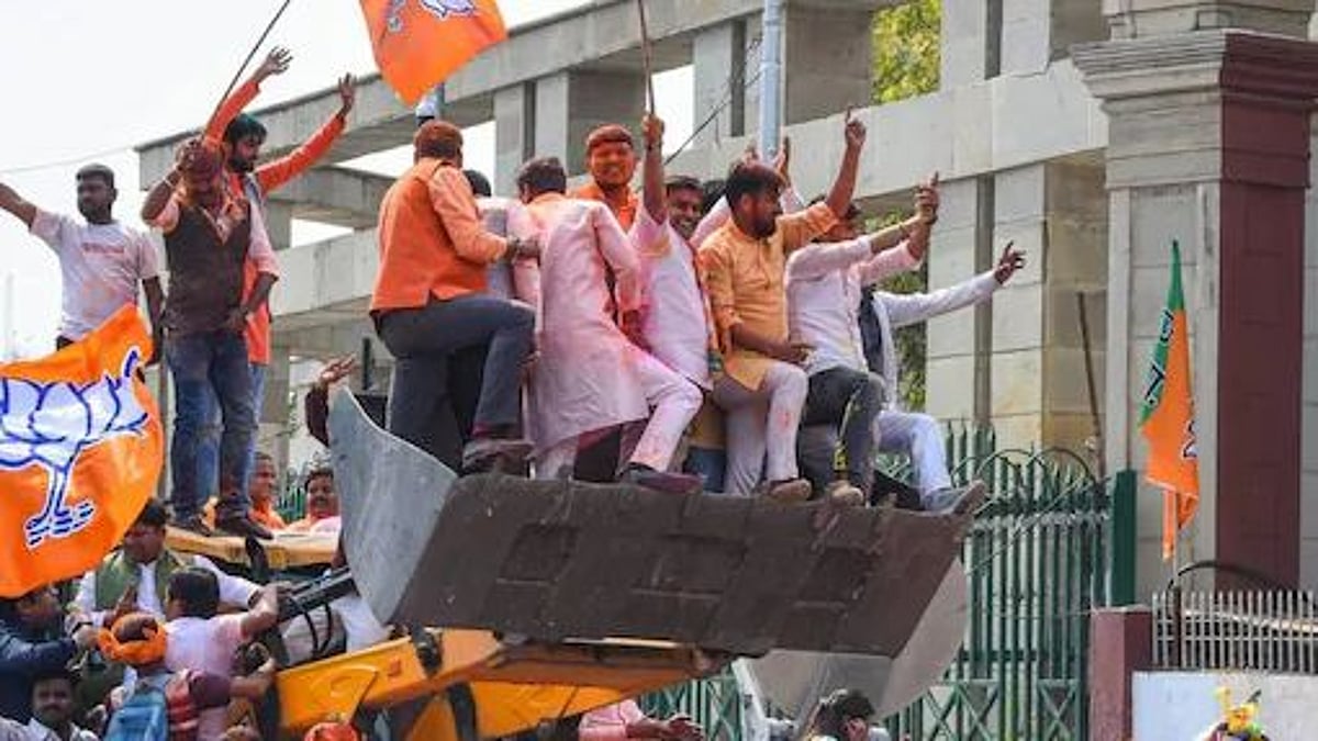 இஸ்லாமிய மக்களை அச்சுறுத்த.. பா.ஜ.க கையில் எடுத்துள்ள ‘புல்டோசர்’ ஆயுதம்!