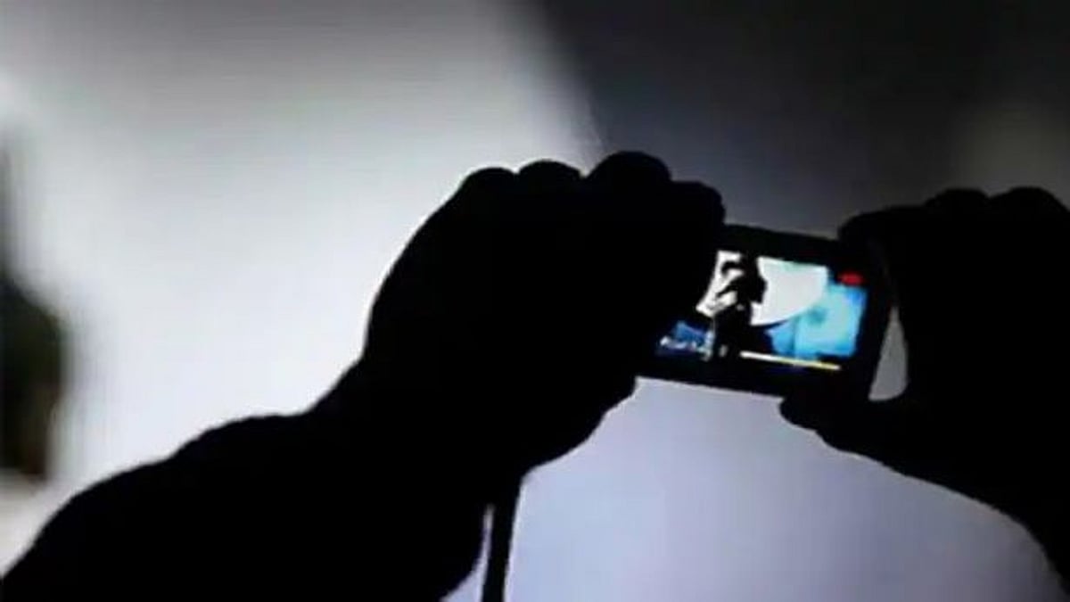 ”சோஷியல் மீடியாவில் பகிர்வேன்”..  பெண் குளிப்பதை வீடியோ எடுத்து மிரட்டிய வாலிபர் கைது!