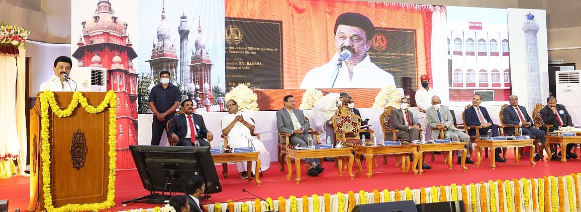 “தமிழ் மொழி உயர்நீதிமன்றத்தில் வழக்காடு மொழியாக்கப்பட வேண்டும்” : மேடையிலேயே கோரிக்கை வைத்த முதல்வர்!