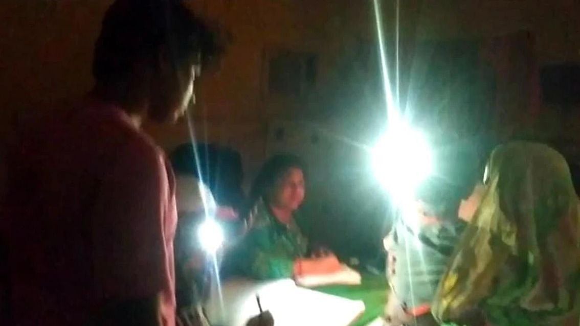 கர்ப்பிணிகள் வரை பாதிப்பை ஏற்படுத்தும் நிலக்கரி பிரச்சனை.. செல்போன் வெளிச்சத்தில் பெண்ணுக்கு பிரசவம்!