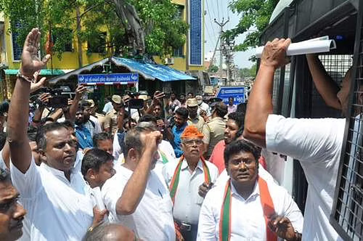 “எங்க ஜி படம் எங்கே..?” : ரேசன் கடையில் புகுந்து ரகளை - பெண் பணியாளர்களை மிரட்டிய பா.ஜ.க.வினர் கைது! 