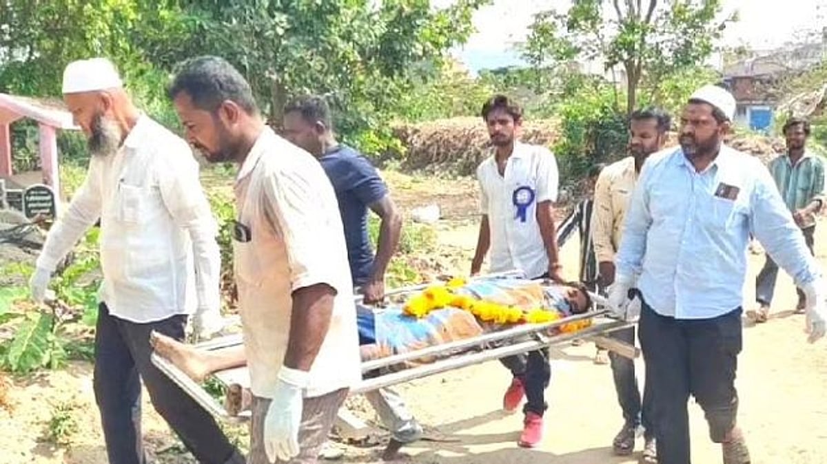 “இந்து இளைஞரின் உடலைச் சுமந்து சென்று அடக்கம் செய்த இஸ்லாமியர்கள்” : வேலூரி நெகிழ்ச்சி சம்பவம் !