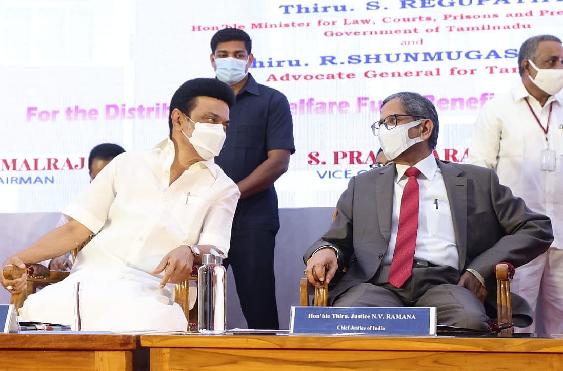 “தமிழ் மொழி உயர்நீதிமன்றத்தில் வழக்காடு மொழியாக்கப்பட வேண்டும்” : மேடையிலேயே கோரிக்கை வைத்த முதல்வர்!