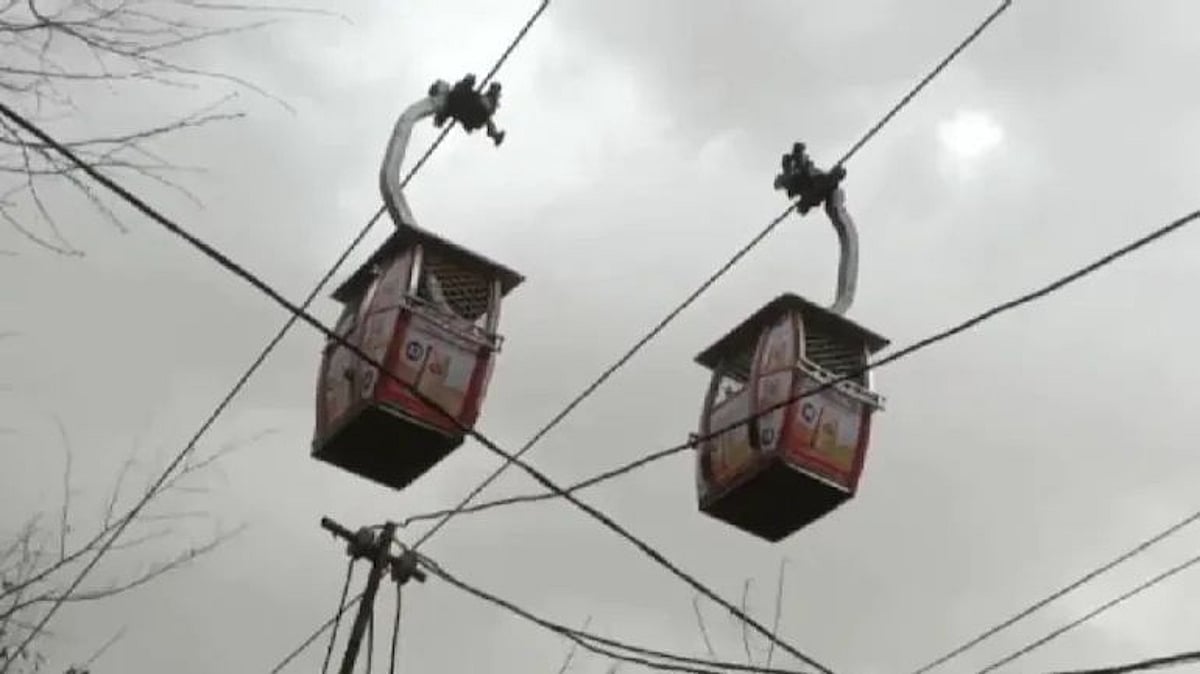 நடுவானில் நின்ற ரோப்கார்.. அந்தரத்தில் தொங்கிய 40 பேர் : நெஞ்சை பதறவைக்கும் வீடியோ காட்சி !