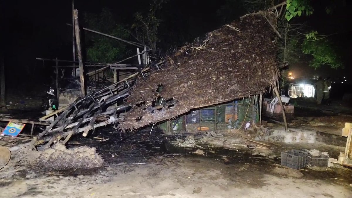 திருடுவதற்கு எந்த பொருளும் இல்லாததால் ஆத்திரம்.. கோவில் கொட்டகையை கொளுத்திய மர்ம ஆசாமிகள்..!