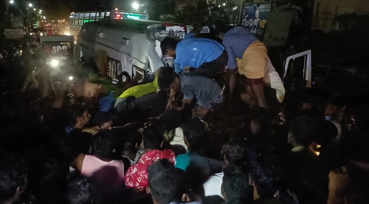 சாலை விபத்து - ஆம்புலன்ஸ் டிரைவர், கைக்குழந்தை உட்பட 5 பேரின் உயிரை துரிதமாக காப்பாற்றிய ஊர்மக்கள்!