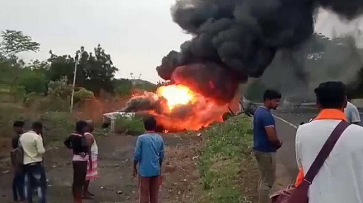 சாலையில் கொழுந்துவிட்டு எரிந்த சொகுசு பேருந்து.. உடல் கருகி 7 பேர் பலி: விபத்திற்குக் காரணம் என்ன? 