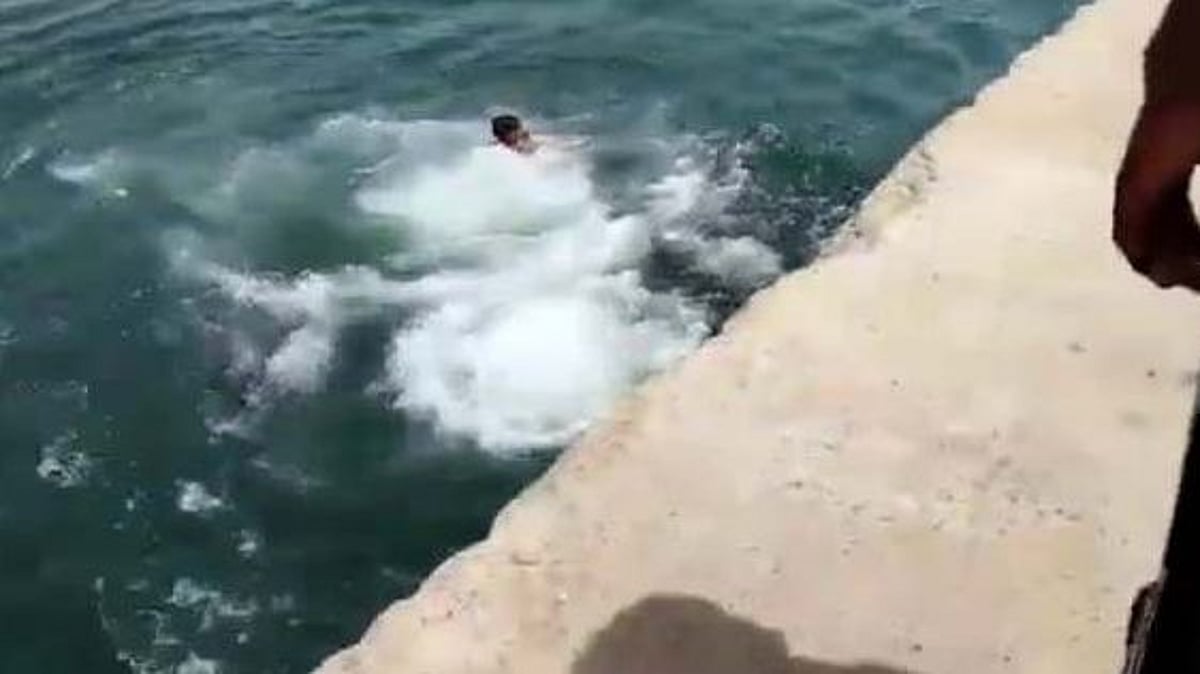 கடலில் குளித்த 4 நண்பர்கள்.. திடீரென மாயமான ஒருவர் - படகில் வந்த மீனவர்கள்: நடந்தது என்ன?