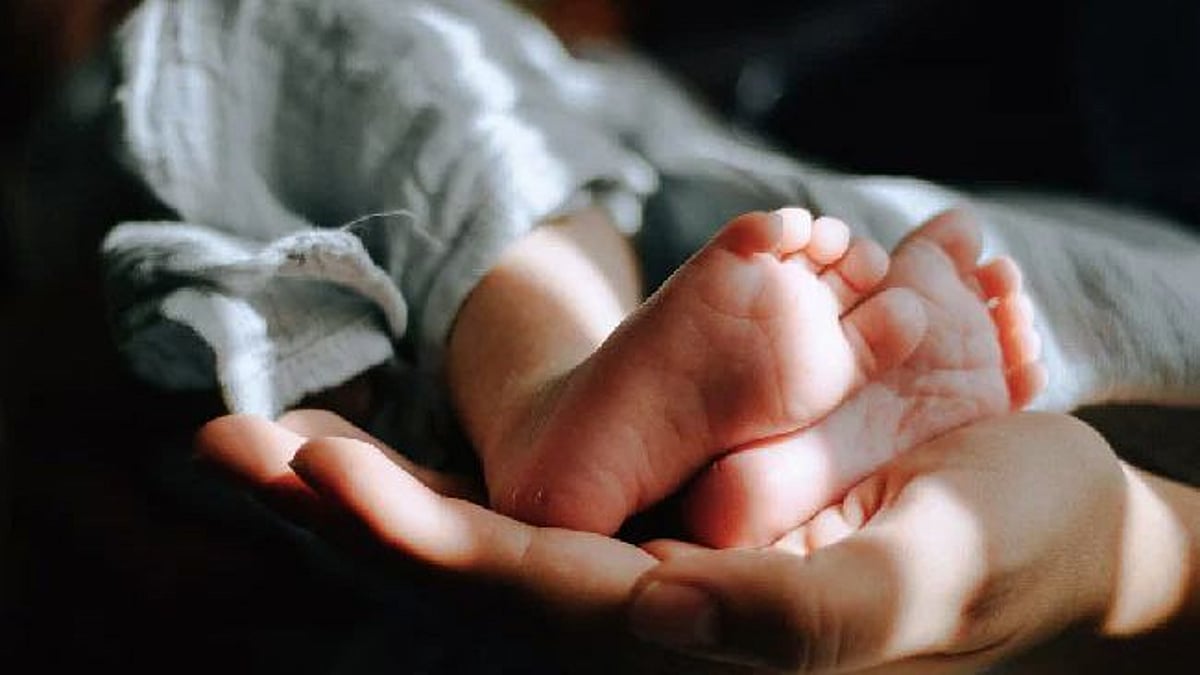  “எனக்கு எந்த சிம்டம்ஸும் தெரியவில்லை” : கழிவறையில் குழந்தையை பெற்றெடுத்த மாணவி - உறைந்துபோன டாக்டர்கள்!