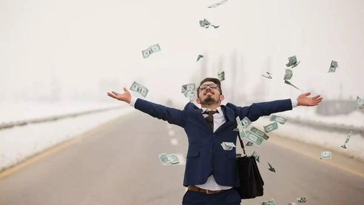 40,000 சம்பளத்துக்கு தவறுதலாக 1.42 கோடி போட்ட நிறுவனம் : பணத்துடன் தலைமறைவான ஊழியர் - அதிகாரிகள் ஷாக்!